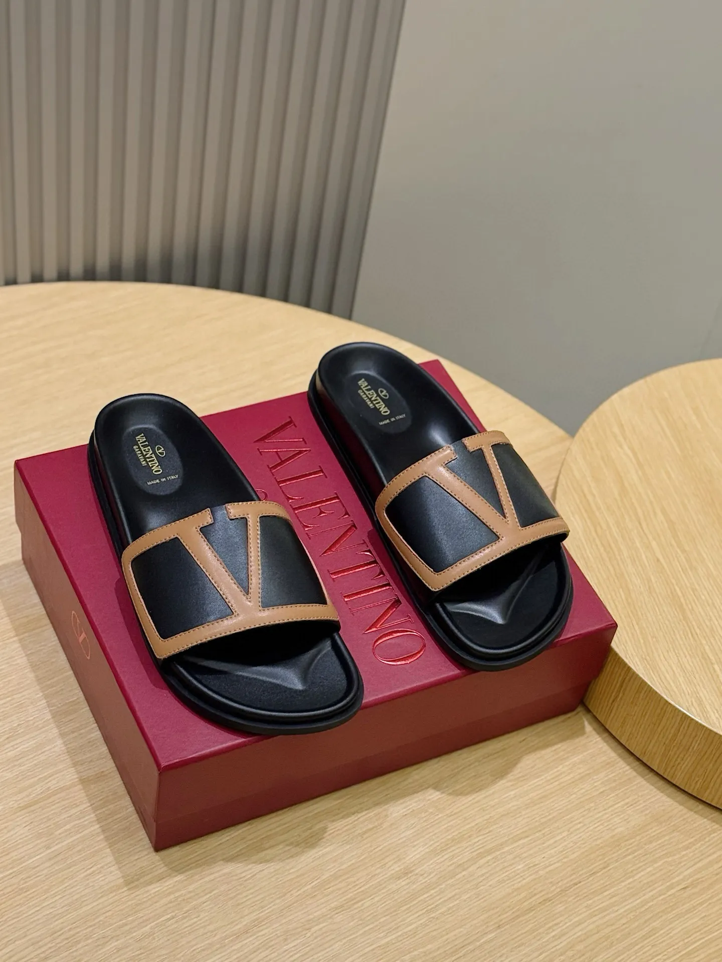 [VALENTINO] Top P: 540💰 Size: 39-44 (customized at 38.45) 🆕2025VLT — Valentino’s latest summer men’s slippers. The use of imported cowhide elements on slippers has been sublimated! It is worthy of recognition both visually and in terms of quality. Excellent quality, comfortable and durable! The embellishment of the perforated V hardware on the toe adds a sense of fashion! Cowhide feet